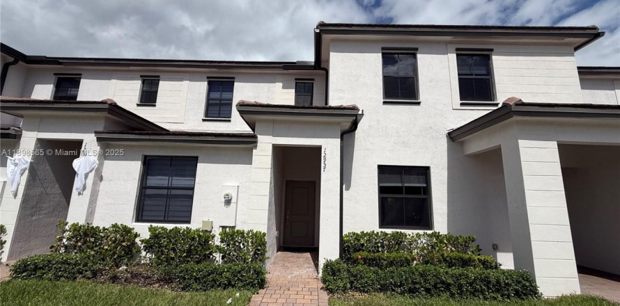 Townhouse in Homestead, Florida 3 bedrooms, 123.37 sq.m. № 1950078