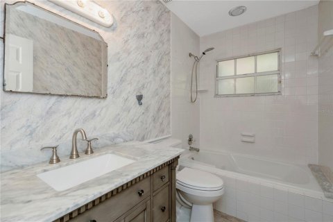 House in Lutz, Florida 3 bedrooms, 232.63 sq.m. № 2111524 - photo 18