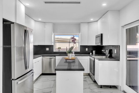 Купить виллу или дом в Помпано-Бич, Флорида 4 спальни, 165.37м2, № 1991115 - фото 11