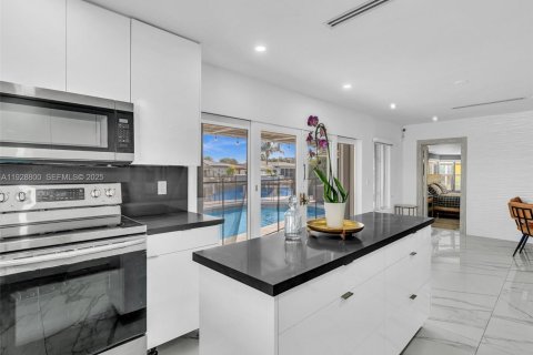 Купить виллу или дом в Помпано-Бич, Флорида 4 спальни, 165.37м2, № 1991115 - фото 13