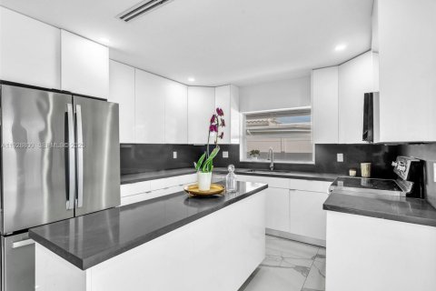 Купить виллу или дом в Помпано-Бич, Флорида 4 спальни, 165.37м2, № 1991115 - фото 12