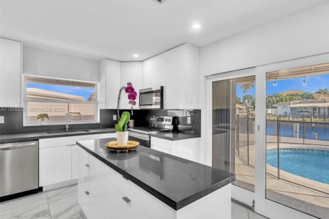 Купить виллу или дом в Помпано-Бич, Флорида 4 спальни, 165.37м2, № 1991115 - фото 14