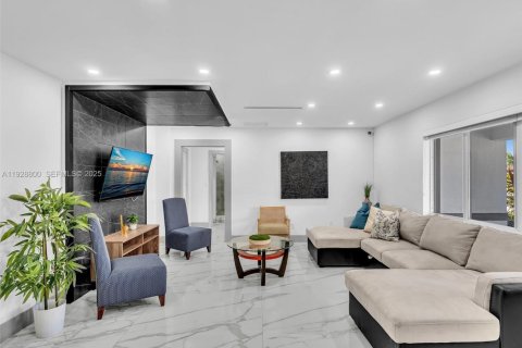 Купить виллу или дом в Помпано-Бич, Флорида 4 спальни, 165.37м2, № 1991115 - фото 9