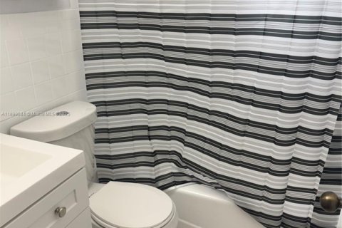 Снять в аренду виллу или дом в Майами, Флорида 2 спальни, 109.35м2, № 1950877 - фото 9