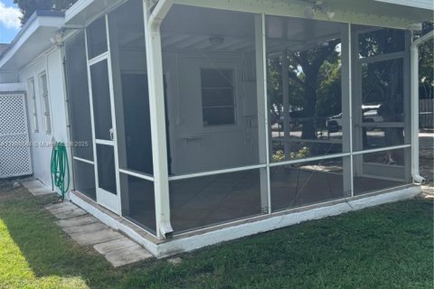 Снять в аренду виллу или дом в Майами, Флорида 2 спальни, 109.35м2, № 1950877 - фото 13