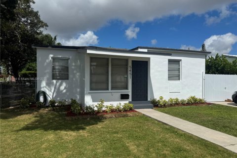 Снять в аренду виллу или дом в Майами, Флорида 2 спальни, 109.35м2, № 1950877 - фото 1