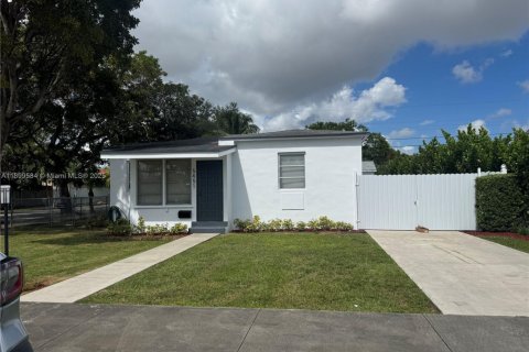 Снять в аренду виллу или дом в Майами, Флорида 2 спальни, 109.35м2, № 1950877 - фото 2