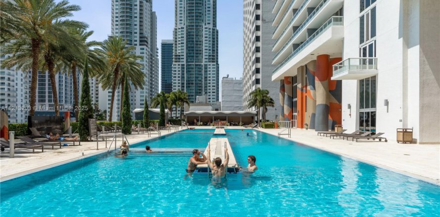 Estudio en el Condominio en Miami, Florida  № 2060033