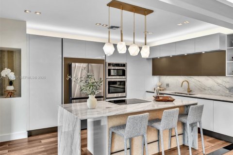 Casa en venta en Surfside, Florida, 3 dormitorios № 2328028 - foto 30
