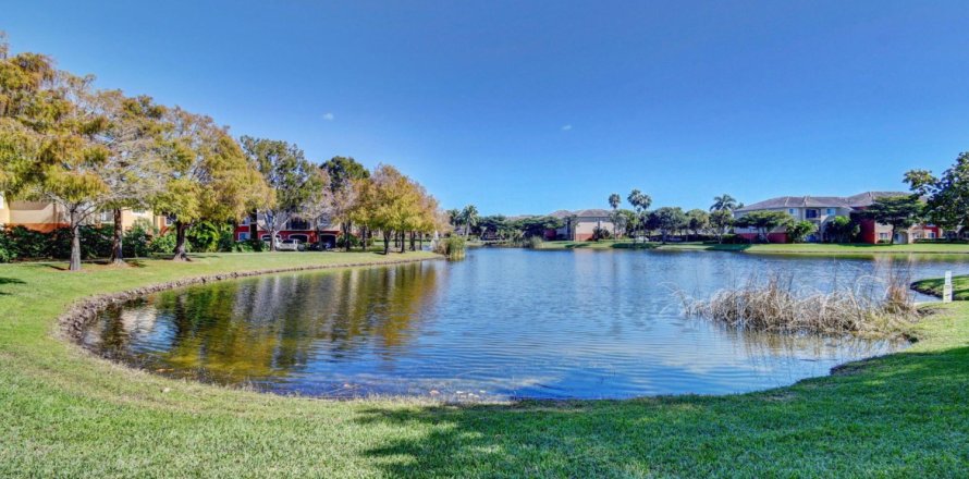 Condominio en West Palm Beach, Florida, 2 dormitorios № 1133043