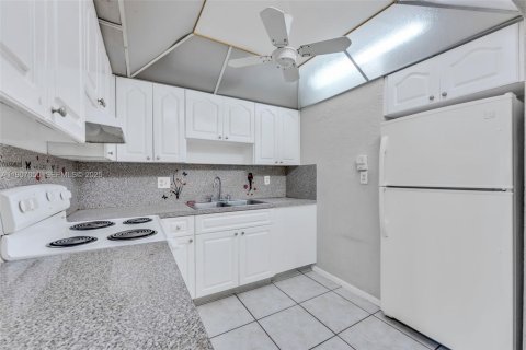 Condominio en venta en Lauderhill, Florida, 1 dormitorio, 74.32 m2 № 2034188 - foto 3