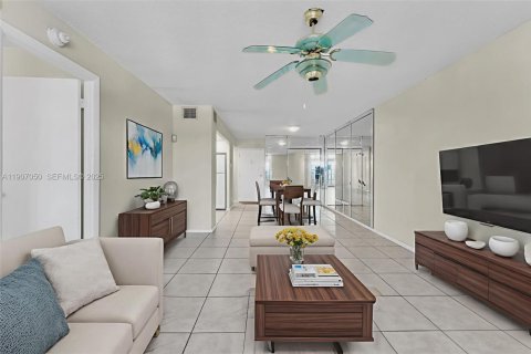 Condominio en venta en Lauderhill, Florida, 1 dormitorio, 74.32 m2 № 2034188 - foto 9