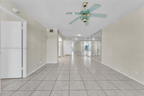Condominio en venta en Lauderhill, Florida, 1 dormitorio, 74.32 m2 № 2034188 - foto 2