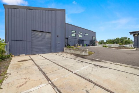 Propiedad comercial en venta en Tampa, Florida, 1596.99 m2 № 1816113 - foto 15