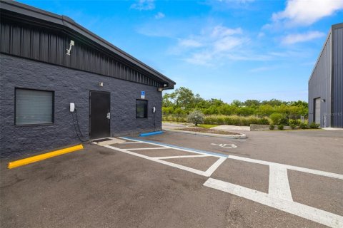 Propiedad comercial en venta en Tampa, Florida, 1596.99 m2 № 1816113 - foto 11