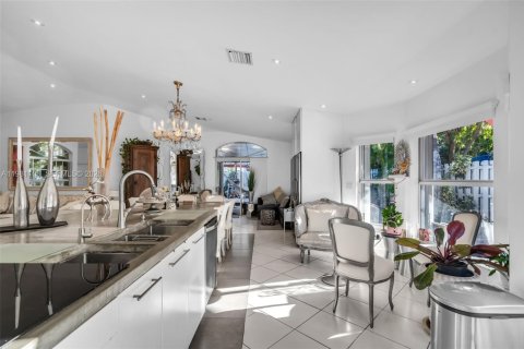 Villa ou maison à vendre à Doral, Floride: 4 chambres, 188.41 m2 № 2044858 - photo 11