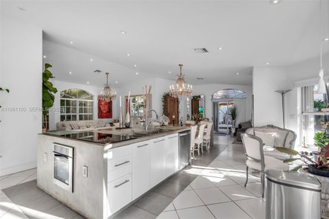 Villa ou maison à vendre à Doral, Floride: 4 chambres, 188.41 m2 № 2044858 - photo 9