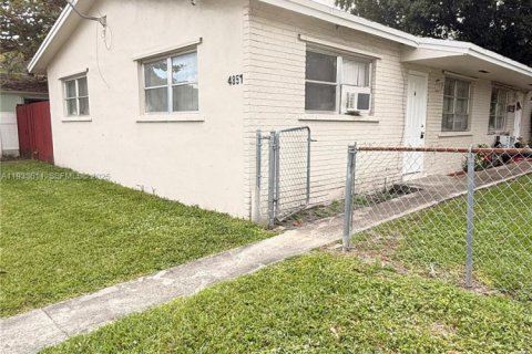 Villa ou maison à louer à Dania Beach, Floride: 2 chambres, 161.46 m2 № 1991335 - photo 1