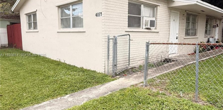 Villa ou maison à Dania Beach, Floride 2 chambres, 161.46 m2 № 1991335