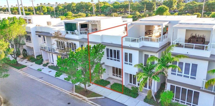 Touwnhouse à LANDMARK à Doral, Floride 4 chambres, 215.25 m2 № 2169899