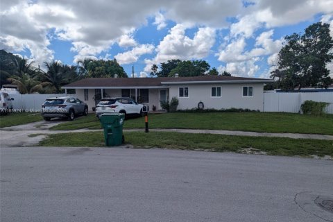 Casa en venta en Miami Gardens, Florida, 5 dormitorios, 222.87 m2 № 1892756 - foto 1