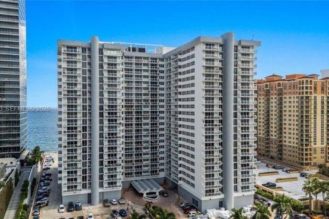 Condominio en Hallandale Beach, Florida, 3 dormitorios  № 2011059