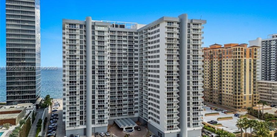 Condominio en Hallandale Beach, Florida, 3 dormitorios  № 2011059