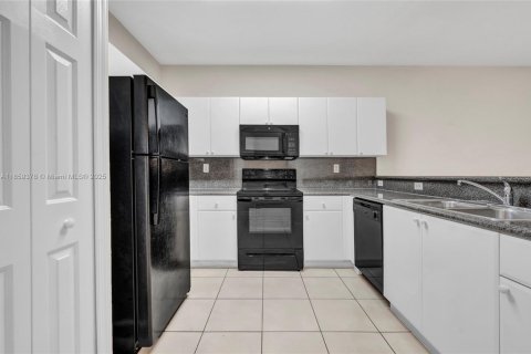 Townhouse in Homestead, Florida 3 bedrooms, 160.91 sq.m. № 1887942 - photo 13