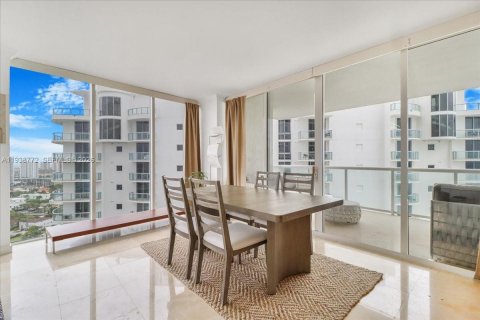 Condo in Sunny Isles Beach, Florida, 2 bedrooms № 2088550 - photo 9