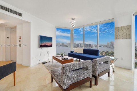 Condo in Sunny Isles Beach, Florida, 2 bedrooms № 2088550 - photo 3