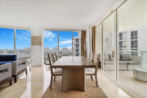 Condo in Sunny Isles Beach, Florida, 2 bedrooms № 2088550 - photo 10