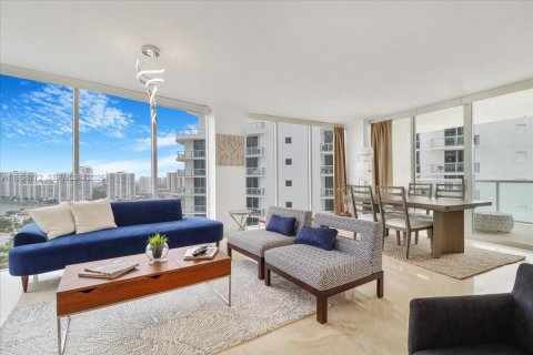 Condo in Sunny Isles Beach, Florida, 2 bedrooms № 2088550 - photo 2