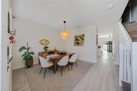 Adosado en venta en Hialeah, Florida, 3 dormitorios, 131.18 m2 № 2040484 - foto 5
