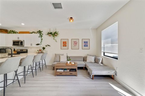 Adosado en venta en Hialeah, Florida, 3 dormitorios, 131.18 m2 № 2040484 - foto 16