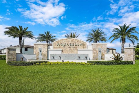 Townhouse in Hialeah, Florida 3 bedrooms, 131.18 sq.m. № 2040484