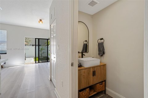 Adosado en venta en Hialeah, Florida, 3 dormitorios, 131.18 m2 № 2040484 - foto 7