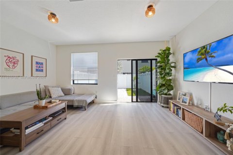 Adosado en venta en Hialeah, Florida, 3 dormitorios, 131.18 m2 № 2040484 - foto 11