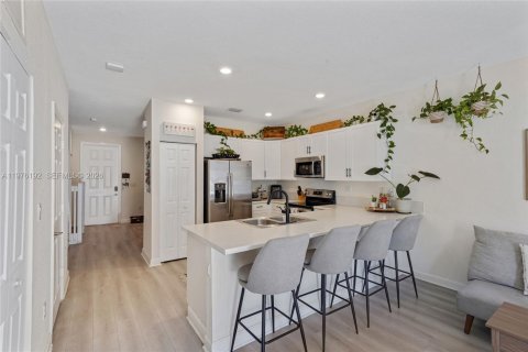 Adosado en venta en Hialeah, Florida, 3 dormitorios, 131.18 m2 № 2040484 - foto 13