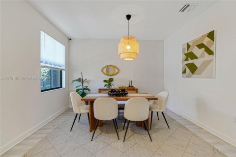 Adosado en venta en Hialeah, Florida, 3 dormitorios, 131.18 m2 № 2040484 - foto 3