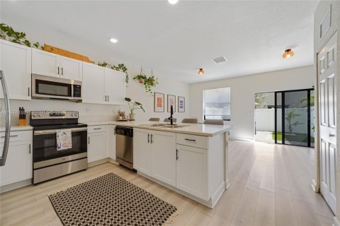 Adosado en venta en Hialeah, Florida, 3 dormitorios, 131.18 m2 № 2040484 - foto 12