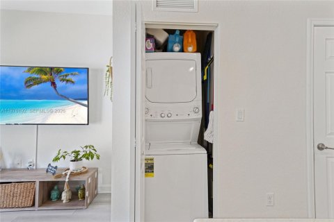 Adosado en venta en Hialeah, Florida, 3 dormitorios, 131.18 m2 № 2040484 - foto 10