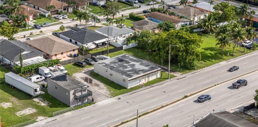 Commercial property in Hollywood, Florida № 1945368