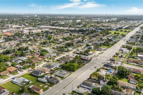 Commercial property in Hollywood, Florida № 1945368 - photo 14