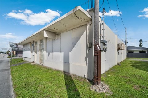 Commercial property in Hollywood, Florida № 1945368 - photo 5