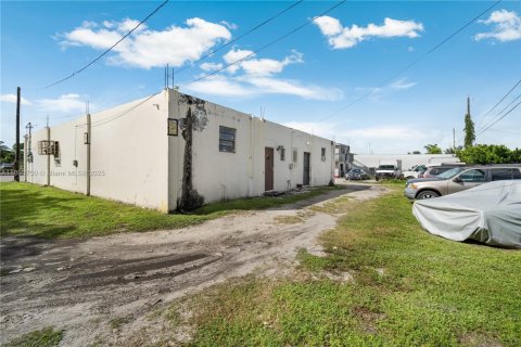 Commercial property in Hollywood, Florida № 1945368 - photo 7