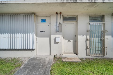 Commercial property in Hollywood, Florida № 1945368 - photo 9