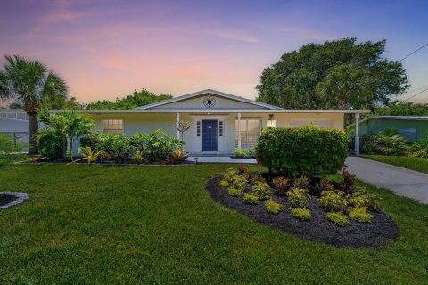 House in Jensen Beach, Florida 3 bedrooms, 132.11 sq.m. № 1188599 - photo 1