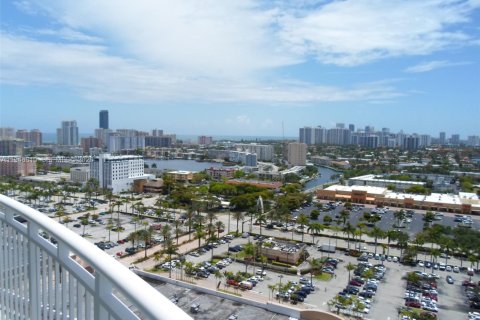 Condo in Hallandale Beach, Florida, 2 bedrooms  № 2003051 - photo 14