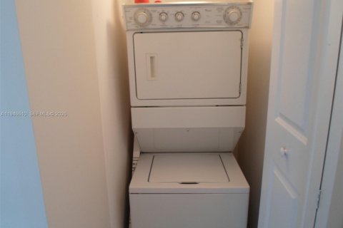 Condo in Hallandale Beach, Florida, 2 bedrooms  № 2003051 - photo 25