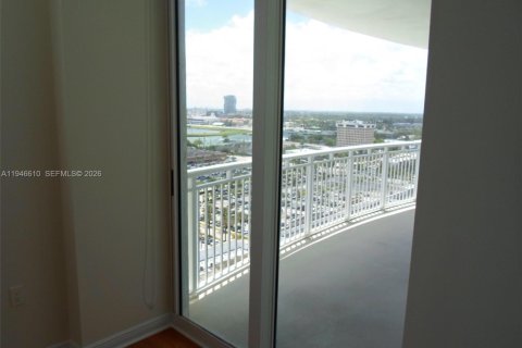 Condo in Hallandale Beach, Florida, 2 bedrooms  № 2003051 - photo 21